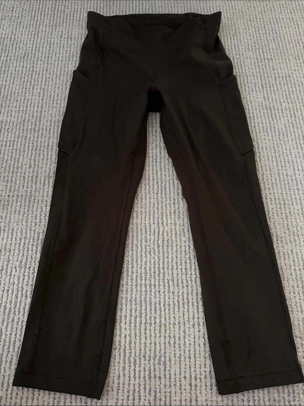Lululemon cropped olive color Active Leggings with Side Pockets size 4